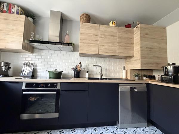 A DECOUVRIR SANS TARDER, cette charmante maison individuelle de 100 M2  en lotissement dans un secteur recherché de la commune de BALLAINVILLIERS, entièrement mise au goût du jour. Elle vous séduira par ses prestations de qualité et son agencement fonctionnel.
Dès l'entrée avec placards, vous découvrirez une cuisine indépendante  avec verrière aménagée et équipée et un lumineux double séjour agrémenté d'une cheminée, offrant un accès direct à une agréable terrasse et au jardin clos.  Un store banne complète cet espace extérieur.
A l'étage, l'espace nuit se compose de trois belles chambres  dont une aménagée en dressing ainsi qu'une suite parentale avec salle d'eau, une deuxieme salle d'eau ains qu'un wc indépendant.
Les combles  ont été aménagés en  une salle de télévision, pouvant également accueillir une salle de jeux, un espace détente ou un bureau selon vos besoins.
Edifiée sur un terrain de 211 M2, cette maison ne nécessite aucun travaux.
Un garage avec buanderie complète ce bien.
Une opportunité rare à ne pas manquer.