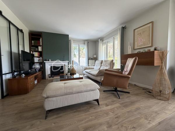 A DECOUVRIR SANS TARDER, cette charmante maison individuelle de 100 M2  en lotissement dans un secteur recherché de la commune de BALLAINVILLIERS, entièrement mise au goût du jour. Elle vous séduira par ses prestations de qualité et son agencement fonctionnel.
Dès l'entrée avec placards, vous découvrirez une cuisine indépendante  avec verrière aménagée et équipée et un lumineux double séjour agrémenté d'une cheminée, offrant un accès direct à une agréable terrasse et au jardin clos.  Un store banne complète cet espace extérieur.
A l'étage, l'espace nuit se compose de trois belles chambres  dont une aménagée en dressing ainsi qu'une suite parentale avec salle d'eau, une deuxieme salle d'eau ains qu'un wc indépendant.
Les combles  ont été aménagés en  une salle de télévision, pouvant également accueillir une salle de jeux, un espace détente ou un bureau selon vos besoins.
Edifiée sur un terrain de 211 M2, cette maison ne nécessite aucun travaux.
Un garage avec buanderie complète ce bien.
Une opportunité rare à ne pas manquer.