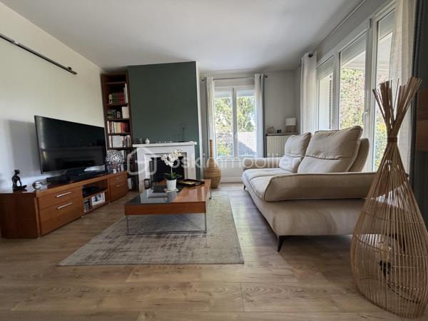 A DECOUVRIR SANS TARDER, cette charmante maison individuelle de 100 M2  en lotissement dans un secteur recherché de la commune de BALLAINVILLIERS, entièrement mise au goût du jour. Elle vous séduira par ses prestations de qualité et son agencement fonctionnel.
Dès l'entrée avec placards, vous découvrirez une cuisine indépendante  avec verrière aménagée et équipée et un lumineux double séjour agrémenté d'une cheminée, offrant un accès direct à une agréable terrasse et au jardin clos.  Un store banne complète cet espace extérieur.
A l'étage, l'espace nuit se compose de trois belles chambres  dont une aménagée en dressing ainsi qu'une suite parentale avec salle d'eau, une deuxieme salle d'eau ains qu'un wc indépendant.
Les combles  ont été aménagés en  une salle de télévision, pouvant également accueillir une salle de jeux, un espace détente ou un bureau selon vos besoins.
Edifiée sur un terrain de 211 M2, cette maison ne nécessite aucun travaux.
Un garage avec buanderie complète ce bien.
Une opportunité rare à ne pas manquer.