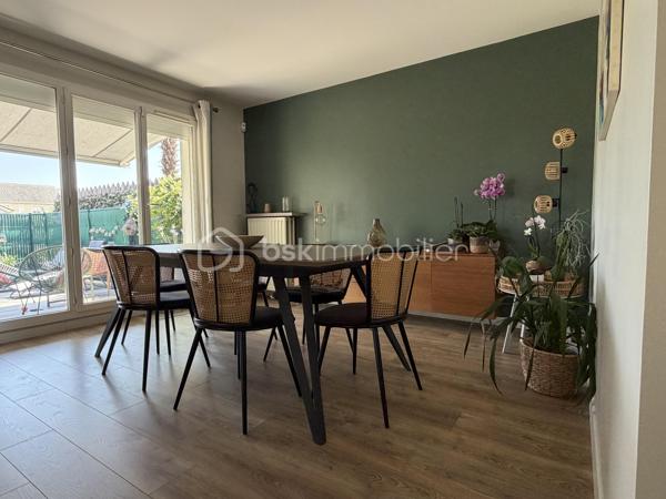 A DECOUVRIR SANS TARDER, cette charmante maison individuelle de 100 M2  en lotissement dans un secteur recherché de la commune de BALLAINVILLIERS, entièrement mise au goût du jour. Elle vous séduira par ses prestations de qualité et son agencement fonctionnel.
Dès l'entrée avec placards, vous découvrirez une cuisine indépendante  avec verrière aménagée et équipée et un lumineux double séjour agrémenté d'une cheminée, offrant un accès direct à une agréable terrasse et au jardin clos.  Un store banne complète cet espace extérieur.
A l'étage, l'espace nuit se compose de trois belles chambres  dont une aménagée en dressing ainsi qu'une suite parentale avec salle d'eau, une deuxieme salle d'eau ains qu'un wc indépendant.
Les combles  ont été aménagés en  une salle de télévision, pouvant également accueillir une salle de jeux, un espace détente ou un bureau selon vos besoins.
Edifiée sur un terrain de 211 M2, cette maison ne nécessite aucun travaux.
Un garage avec buanderie complète ce bien.
Une opportunité rare à ne pas manquer.