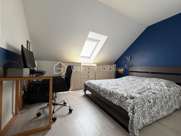 A DECOUVRIR SANS TARDER, cette charmante maison individuelle de 100 M2  en lotissement dans un secteur recherché de la commune de BALLAINVILLIERS, entièrement mise au goût du jour. Elle vous séduira par ses prestations de qualité et son agencement fonctionnel.
Dès l'entrée avec placards, vous découvrirez une cuisine indépendante  avec verrière aménagée et équipée et un lumineux double séjour agrémenté d'une cheminée, offrant un accès direct à une agréable terrasse et au jardin clos.  Un store banne complète cet espace extérieur.
A l'étage, l'espace nuit se compose de trois belles chambres  dont une aménagée en dressing ainsi qu'une suite parentale avec salle d'eau, une deuxieme salle d'eau ains qu'un wc indépendant.
Les combles  ont été aménagés en  une salle de télévision, pouvant également accueillir une salle de jeux, un espace détente ou un bureau selon vos besoins.
Edifiée sur un terrain de 211 M2, cette maison ne nécessite aucun travaux.
Un garage avec buanderie complète ce bien.
Une opportunité rare à ne pas manquer.