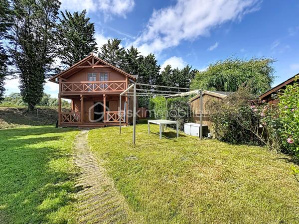 CABOURG, Nouveauté, Parc Résidentiel de Loisirs CALIFORNIA PARK avec piscine chauffée, tennis et étang, chalet de 70,31 m2 Loi CARREZ (77,24 m2 au sol), offrant : séjour de plus de 30 m2 donnant sur terrasse exposée SUD, cuisine ouverte aménagée et équipée, salle d'eau, wc séparés. A l'étage : trois grandes chambres, dégagement, wc séparés. Parcelle d'environ 229m2 avec jardin entièrement clos au calme, avec abri et pergola. Parking privatif. Beaux volumes, belles prestations. Rare à la vente.