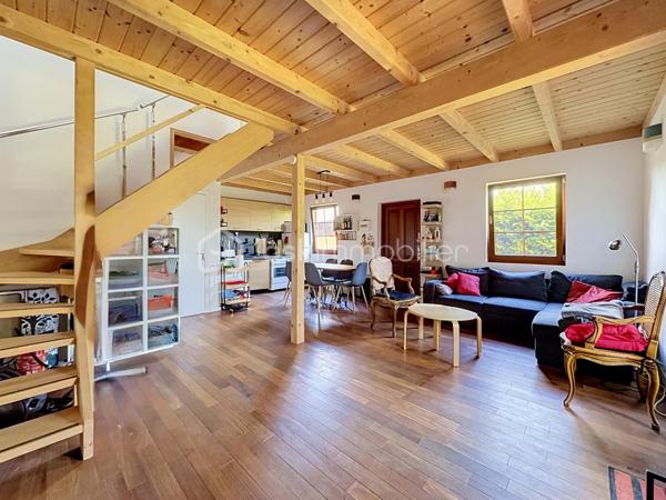 CABOURG, Nouveauté, Parc Résidentiel de Loisirs CALIFORNIA PARK avec piscine chauffée, tennis et étang, chalet de 70,31 m2 Loi CARREZ (77,24 m2 au sol), offrant : séjour de plus de 30 m2 donnant sur terrasse exposée SUD, cuisine ouverte aménagée et équipée, salle d'eau, wc séparés. A l'étage : trois grandes chambres, dégagement, wc séparés. Parcelle d'environ 229m2 avec jardin entièrement clos au calme, avec abri et pergola. Parking privatif. Beaux volumes, belles prestations. Rare à la vente.