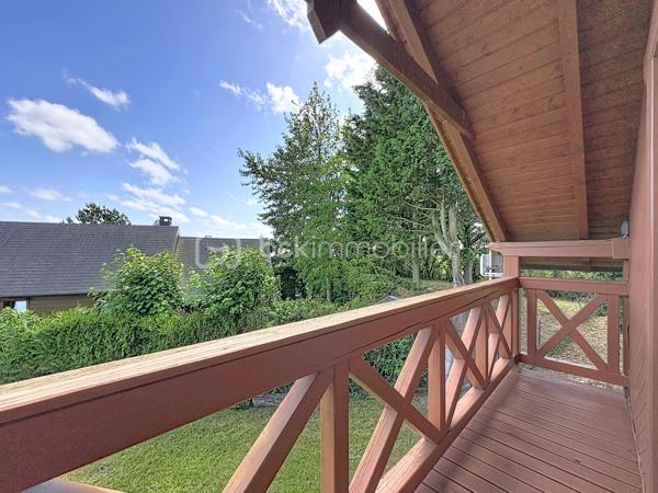 CABOURG, Nouveauté, Parc Résidentiel de Loisirs CALIFORNIA PARK avec piscine chauffée, tennis et étang, chalet de 70,31 m2 Loi CARREZ (77,24 m2 au sol), offrant : séjour de plus de 30 m2 donnant sur terrasse exposée SUD, cuisine ouverte aménagée et équipée, salle d'eau, wc séparés. A l'étage : trois grandes chambres, dégagement, wc séparés. Parcelle d'environ 229m2 avec jardin entièrement clos au calme, avec abri et pergola. Parking privatif. Beaux volumes, belles prestations. Rare à la vente.
