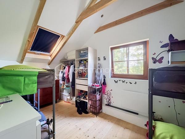CABOURG, Nouveauté, Parc Résidentiel de Loisirs CALIFORNIA PARK avec piscine chauffée, tennis et étang, chalet de 70,31 m2 Loi CARREZ (77,24 m2 au sol), offrant : séjour de plus de 30 m2 donnant sur terrasse exposée SUD, cuisine ouverte aménagée et équipée, salle d'eau, wc séparés. A l'étage : trois grandes chambres, dégagement, wc séparés. Parcelle d'environ 229m2 avec jardin entièrement clos au calme, avec abri et pergola. Parking privatif. Beaux volumes, belles prestations. Rare à la vente.