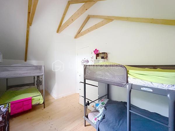 CABOURG, Nouveauté, Parc Résidentiel de Loisirs CALIFORNIA PARK avec piscine chauffée, tennis et étang, chalet de 70,31 m2 Loi CARREZ (77,24 m2 au sol), offrant : séjour de plus de 30 m2 donnant sur terrasse exposée SUD, cuisine ouverte aménagée et équipée, salle d'eau, wc séparés. A l'étage : trois grandes chambres, dégagement, wc séparés. Parcelle d'environ 229m2 avec jardin entièrement clos au calme, avec abri et pergola. Parking privatif. Beaux volumes, belles prestations. Rare à la vente.