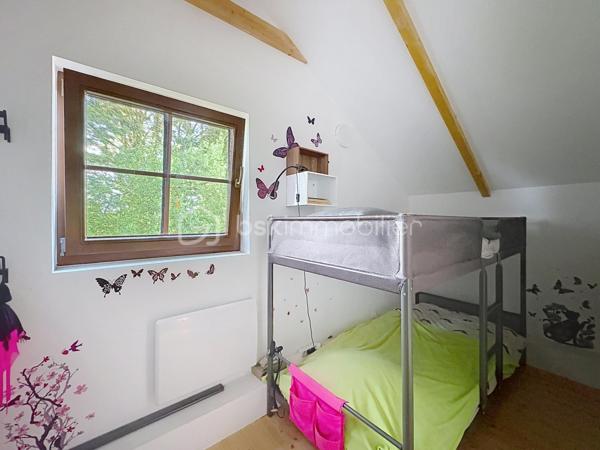 CABOURG, Nouveauté, Parc Résidentiel de Loisirs CALIFORNIA PARK avec piscine chauffée, tennis et étang, chalet de 70,31 m2 Loi CARREZ (77,24 m2 au sol), offrant : séjour de plus de 30 m2 donnant sur terrasse exposée SUD, cuisine ouverte aménagée et équipée, salle d'eau, wc séparés. A l'étage : trois grandes chambres, dégagement, wc séparés. Parcelle d'environ 229m2 avec jardin entièrement clos au calme, avec abri et pergola. Parking privatif. Beaux volumes, belles prestations. Rare à la vente.