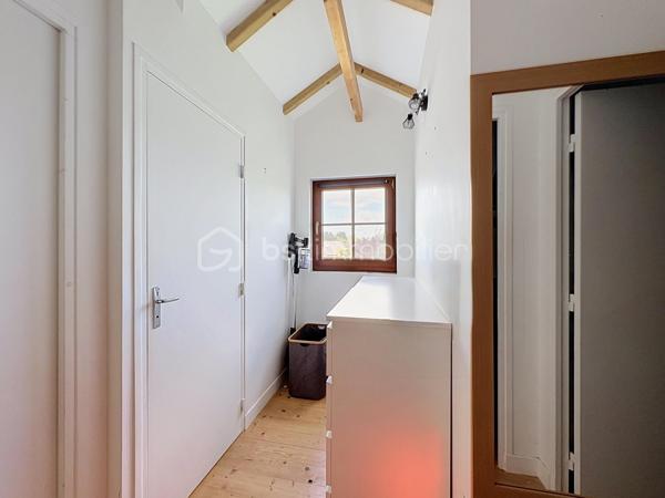 CABOURG, Nouveauté, Parc Résidentiel de Loisirs CALIFORNIA PARK avec piscine chauffée, tennis et étang, chalet de 70,31 m2 Loi CARREZ (77,24 m2 au sol), offrant : séjour de plus de 30 m2 donnant sur terrasse exposée SUD, cuisine ouverte aménagée et équipée, salle d'eau, wc séparés. A l'étage : trois grandes chambres, dégagement, wc séparés. Parcelle d'environ 229m2 avec jardin entièrement clos au calme, avec abri et pergola. Parking privatif. Beaux volumes, belles prestations. Rare à la vente.