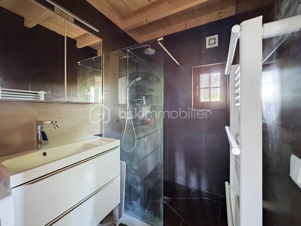 CABOURG, Nouveauté, Parc Résidentiel de Loisirs CALIFORNIA PARK avec piscine chauffée, tennis et étang, chalet de 70,31 m2 Loi CARREZ (77,24 m2 au sol), offrant : séjour de plus de 30 m2 donnant sur terrasse exposée SUD, cuisine ouverte aménagée et équipée, salle d'eau, wc séparés. A l'étage : trois grandes chambres, dégagement, wc séparés. Parcelle d'environ 229m2 avec jardin entièrement clos au calme, avec abri et pergola. Parking privatif. Beaux volumes, belles prestations. Rare à la vente.