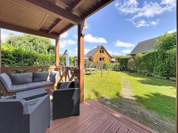 CABOURG, Nouveauté, Parc Résidentiel de Loisirs CALIFORNIA PARK avec piscine chauffée, tennis et étang, chalet de 70,31 m2 Loi CARREZ (77,24 m2 au sol), offrant : séjour de plus de 30 m2 donnant sur terrasse exposée SUD, cuisine ouverte aménagée et équipée, salle d'eau, wc séparés. A l'étage : trois grandes chambres, dégagement, wc séparés. Parcelle d'environ 229m2 avec jardin entièrement clos au calme, avec abri et pergola. Parking privatif. Beaux volumes, belles prestations. Rare à la vente.