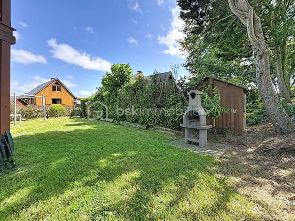 CABOURG, Nouveauté, Parc Résidentiel de Loisirs CALIFORNIA PARK avec piscine chauffée, tennis et étang, chalet de 70,31 m2 Loi CARREZ (77,24 m2 au sol), offrant : séjour de plus de 30 m2 donnant sur terrasse exposée SUD, cuisine ouverte aménagée et équipée, salle d'eau, wc séparés. A l'étage : trois grandes chambres, dégagement, wc séparés. Parcelle d'environ 229m2 avec jardin entièrement clos au calme, avec abri et pergola. Parking privatif. Beaux volumes, belles prestations. Rare à la vente.