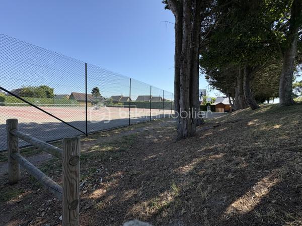 CABOURG, Nouveauté, Parc Résidentiel de Loisirs CALIFORNIA PARK avec piscine chauffée, tennis et étang, chalet de 70,31 m2 Loi CARREZ (77,24 m2 au sol), offrant : séjour de plus de 30 m2 donnant sur terrasse exposée SUD, cuisine ouverte aménagée et équipée, salle d'eau, wc séparés. A l'étage : trois grandes chambres, dégagement, wc séparés. Parcelle d'environ 229m2 avec jardin entièrement clos au calme, avec abri et pergola. Parking privatif. Beaux volumes, belles prestations. Rare à la vente.