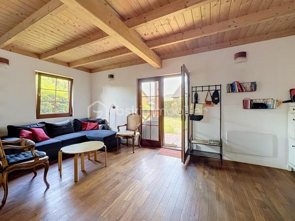 CABOURG, Nouveauté, Parc Résidentiel de Loisirs CALIFORNIA PARK avec piscine chauffée, tennis et étang, chalet de 70,31 m2 Loi CARREZ (77,24 m2 au sol), offrant : séjour de plus de 30 m2 donnant sur terrasse exposée SUD, cuisine ouverte aménagée et équipée, salle d'eau, wc séparés. A l'étage : trois grandes chambres, dégagement, wc séparés. Parcelle d'environ 229m2 avec jardin entièrement clos au calme, avec abri et pergola. Parking privatif. Beaux volumes, belles prestations. Rare à la vente.