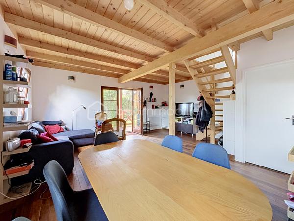 CABOURG, Nouveauté, Parc Résidentiel de Loisirs CALIFORNIA PARK avec piscine chauffée, tennis et étang, chalet de 70,31 m2 Loi CARREZ (77,24 m2 au sol), offrant : séjour de plus de 30 m2 donnant sur terrasse exposée SUD, cuisine ouverte aménagée et équipée, salle d'eau, wc séparés. A l'étage : trois grandes chambres, dégagement, wc séparés. Parcelle d'environ 229m2 avec jardin entièrement clos au calme, avec abri et pergola. Parking privatif. Beaux volumes, belles prestations. Rare à la vente.