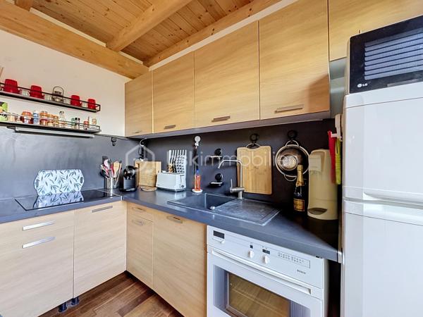 CABOURG, Nouveauté, Parc Résidentiel de Loisirs CALIFORNIA PARK avec piscine chauffée, tennis et étang, chalet de 70,31 m2 Loi CARREZ (77,24 m2 au sol), offrant : séjour de plus de 30 m2 donnant sur terrasse exposée SUD, cuisine ouverte aménagée et équipée, salle d'eau, wc séparés. A l'étage : trois grandes chambres, dégagement, wc séparés. Parcelle d'environ 229m2 avec jardin entièrement clos au calme, avec abri et pergola. Parking privatif. Beaux volumes, belles prestations. Rare à la vente.