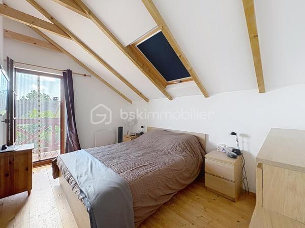 CABOURG, Nouveauté, Parc Résidentiel de Loisirs CALIFORNIA PARK avec piscine chauffée, tennis et étang, chalet de 70,31 m2 Loi CARREZ (77,24 m2 au sol), offrant : séjour de plus de 30 m2 donnant sur terrasse exposée SUD, cuisine ouverte aménagée et équipée, salle d'eau, wc séparés. A l'étage : trois grandes chambres, dégagement, wc séparés. Parcelle d'environ 229m2 avec jardin entièrement clos au calme, avec abri et pergola. Parking privatif. Beaux volumes, belles prestations. Rare à la vente.