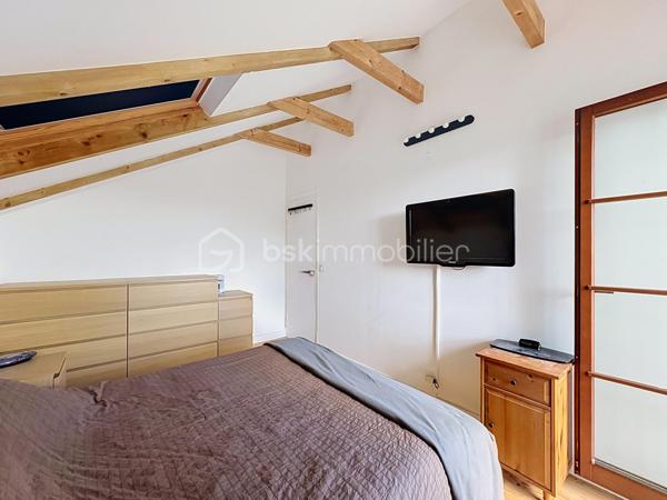 CABOURG, Nouveauté, Parc Résidentiel de Loisirs CALIFORNIA PARK avec piscine chauffée, tennis et étang, chalet de 70,31 m2 Loi CARREZ (77,24 m2 au sol), offrant : séjour de plus de 30 m2 donnant sur terrasse exposée SUD, cuisine ouverte aménagée et équipée, salle d'eau, wc séparés. A l'étage : trois grandes chambres, dégagement, wc séparés. Parcelle d'environ 229m2 avec jardin entièrement clos au calme, avec abri et pergola. Parking privatif. Beaux volumes, belles prestations. Rare à la vente.