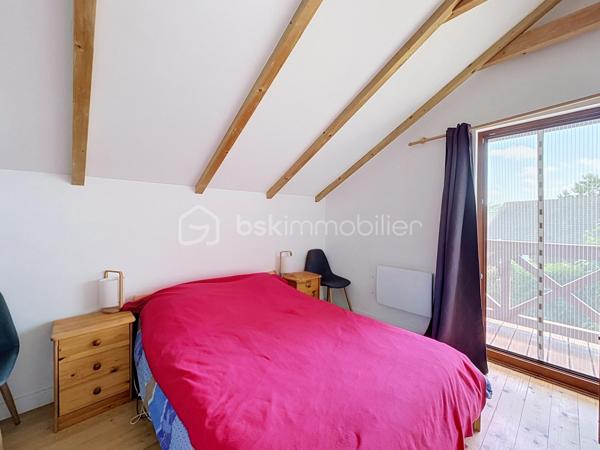 CABOURG, Nouveauté, Parc Résidentiel de Loisirs CALIFORNIA PARK avec piscine chauffée, tennis et étang, chalet de 70,31 m2 Loi CARREZ (77,24 m2 au sol), offrant : séjour de plus de 30 m2 donnant sur terrasse exposée SUD, cuisine ouverte aménagée et équipée, salle d'eau, wc séparés. A l'étage : trois grandes chambres, dégagement, wc séparés. Parcelle d'environ 229m2 avec jardin entièrement clos au calme, avec abri et pergola. Parking privatif. Beaux volumes, belles prestations. Rare à la vente.