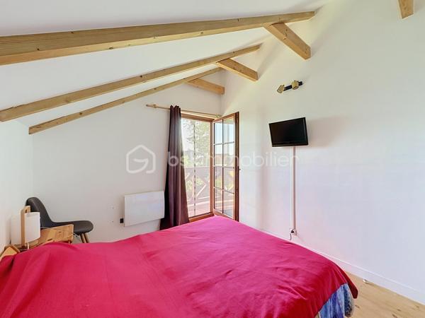 CABOURG, Nouveauté, Parc Résidentiel de Loisirs CALIFORNIA PARK avec piscine chauffée, tennis et étang, chalet de 70,31 m2 Loi CARREZ (77,24 m2 au sol), offrant : séjour de plus de 30 m2 donnant sur terrasse exposée SUD, cuisine ouverte aménagée et équipée, salle d'eau, wc séparés. A l'étage : trois grandes chambres, dégagement, wc séparés. Parcelle d'environ 229m2 avec jardin entièrement clos au calme, avec abri et pergola. Parking privatif. Beaux volumes, belles prestations. Rare à la vente.