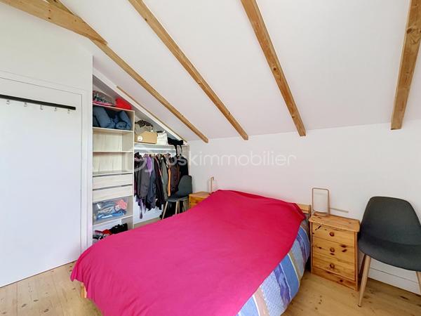 CABOURG, Nouveauté, Parc Résidentiel de Loisirs CALIFORNIA PARK avec piscine chauffée, tennis et étang, chalet de 70,31 m2 Loi CARREZ (77,24 m2 au sol), offrant : séjour de plus de 30 m2 donnant sur terrasse exposée SUD, cuisine ouverte aménagée et équipée, salle d'eau, wc séparés. A l'étage : trois grandes chambres, dégagement, wc séparés. Parcelle d'environ 229m2 avec jardin entièrement clos au calme, avec abri et pergola. Parking privatif. Beaux volumes, belles prestations. Rare à la vente.