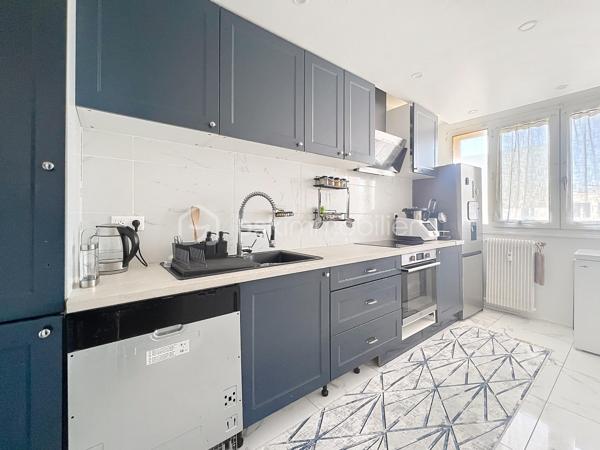 **BSK Immobilier** vous propose ce magnifique appartement 3 pièces entièrement rénové, situé au sein d’une résidence calme, idéalement placée, avec une vue imprenable sur la Seine.
D’une surface de 62,50 m², ce bien vous séduira dès l’entrée par un couloir fonctionnel équipé d’un grand dressing, parfait pour organiser manteaux et chaussures. Vous découvrirez ensuite un salon-séjour lumineux, ouvrant sur un balcon où vous pourrez profiter de superbes couchers de soleil sur la Seine. La cuisine moderne, aménagée et équipée allie parfaitement praticité et fonctionnalité.
L’espace nuit se compose de deux belles chambres, également orientées vers la Seine, offrant calme et luminosité, ainsi que d’une salle de bains spacieuse, entièrement rénovée.
L’appartement est situé au 4ᵉ étage d’une résidence sans ascenseur, ce qui lui permet de bénéficier d’une belle luminosité et d’une vue dégagée.
Les + du bien :
Aucun vis à vis, vue sur la Seine, appartement entièrement refait à neuf, cave privative, place de parking extérieure et stationnements visiteurs disponibles.
Emplacement privilégié : à proximité immédiate des commerces (pharmacie, boulangerie, supérette), des écoles et des transports (bus et RER D), facilitant votre quotidien. Les quais de Seine, au pied de la résidence, sont parfaits pour vos promenades, activités sportives ou moments de détente.
Un bien coup de cœur, idéal pour une résidence principale ou un investissement.
Contactez-moi dès maintenant pour organiser une visite et découvrir tout le potentiel de cet appartement !
