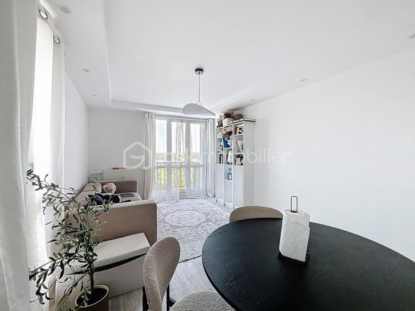 **BSK Immobilier** vous propose ce magnifique appartement 3 pièces entièrement rénové, situé au sein d’une résidence calme, idéalement placée, avec une vue imprenable sur la Seine.
D’une surface de 62,50 m², ce bien vous séduira dès l’entrée par un couloir fonctionnel équipé d’un grand dressing, parfait pour organiser manteaux et chaussures. Vous découvrirez ensuite un salon-séjour lumineux, ouvrant sur un balcon où vous pourrez profiter de superbes couchers de soleil sur la Seine. La cuisine moderne, aménagée et équipée allie parfaitement praticité et fonctionnalité.
L’espace nuit se compose de deux belles chambres, également orientées vers la Seine, offrant calme et luminosité, ainsi que d’une salle de bains spacieuse, entièrement rénovée.
L’appartement est situé au 4ᵉ étage d’une résidence sans ascenseur, ce qui lui permet de bénéficier d’une belle luminosité et d’une vue dégagée.
Les + du bien :
Aucun vis à vis, vue sur la Seine, appartement entièrement refait à neuf, cave privative, place de parking extérieure et stationnements visiteurs disponibles.
Emplacement privilégié : à proximité immédiate des commerces (pharmacie, boulangerie, supérette), des écoles et des transports (bus et RER D), facilitant votre quotidien. Les quais de Seine, au pied de la résidence, sont parfaits pour vos promenades, activités sportives ou moments de détente.
Un bien coup de cœur, idéal pour une résidence principale ou un investissement.
Contactez-moi dès maintenant pour organiser une visite et découvrir tout le potentiel de cet appartement !