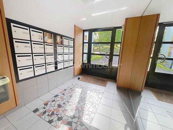 **BSK Immobilier** vous propose ce magnifique appartement 3 pièces entièrement rénové, situé au sein d’une résidence calme, idéalement placée, avec une vue imprenable sur la Seine.
D’une surface de 62,50 m², ce bien vous séduira dès l’entrée par un couloir fonctionnel équipé d’un grand dressing, parfait pour organiser manteaux et chaussures. Vous découvrirez ensuite un salon-séjour lumineux, ouvrant sur un balcon où vous pourrez profiter de superbes couchers de soleil sur la Seine. La cuisine moderne, aménagée et équipée allie parfaitement praticité et fonctionnalité.
L’espace nuit se compose de deux belles chambres, également orientées vers la Seine, offrant calme et luminosité, ainsi que d’une salle de bains spacieuse, entièrement rénovée.
L’appartement est situé au 4ᵉ étage d’une résidence sans ascenseur, ce qui lui permet de bénéficier d’une belle luminosité et d’une vue dégagée.
Les + du bien :
Aucun vis à vis, vue sur la Seine, appartement entièrement refait à neuf, cave privative, place de parking extérieure et stationnements visiteurs disponibles.
Emplacement privilégié : à proximité immédiate des commerces (pharmacie, boulangerie, supérette), des écoles et des transports (bus et RER D), facilitant votre quotidien. Les quais de Seine, au pied de la résidence, sont parfaits pour vos promenades, activités sportives ou moments de détente.
Un bien coup de cœur, idéal pour une résidence principale ou un investissement.
Contactez-moi dès maintenant pour organiser une visite et découvrir tout le potentiel de cet appartement !