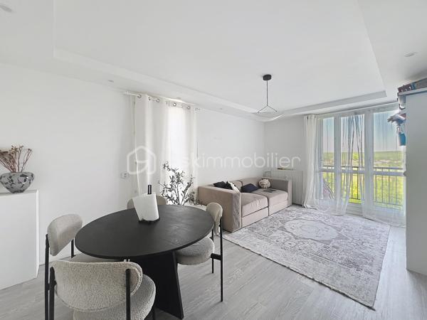 **BSK Immobilier** vous propose ce magnifique appartement 3 pièces entièrement rénové, situé au sein d’une résidence calme, idéalement placée, avec une vue imprenable sur la Seine.
D’une surface de 62,50 m², ce bien vous séduira dès l’entrée par un couloir fonctionnel équipé d’un grand dressing, parfait pour organiser manteaux et chaussures. Vous découvrirez ensuite un salon-séjour lumineux, ouvrant sur un balcon où vous pourrez profiter de superbes couchers de soleil sur la Seine. La cuisine moderne, aménagée et équipée allie parfaitement praticité et fonctionnalité.
L’espace nuit se compose de deux belles chambres, également orientées vers la Seine, offrant calme et luminosité, ainsi que d’une salle de bains spacieuse, entièrement rénovée.
L’appartement est situé au 4ᵉ étage d’une résidence sans ascenseur, ce qui lui permet de bénéficier d’une belle luminosité et d’une vue dégagée.
Les + du bien :
Aucun vis à vis, vue sur la Seine, appartement entièrement refait à neuf, cave privative, place de parking extérieure et stationnements visiteurs disponibles.
Emplacement privilégié : à proximité immédiate des commerces (pharmacie, boulangerie, supérette), des écoles et des transports (bus et RER D), facilitant votre quotidien. Les quais de Seine, au pied de la résidence, sont parfaits pour vos promenades, activités sportives ou moments de détente.
Un bien coup de cœur, idéal pour une résidence principale ou un investissement.
Contactez-moi dès maintenant pour organiser une visite et découvrir tout le potentiel de cet appartement !