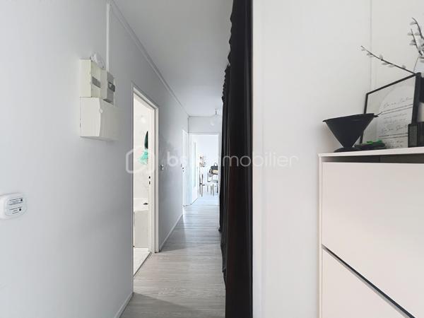 **BSK Immobilier** vous propose ce magnifique appartement 3 pièces entièrement rénové, situé au sein d’une résidence calme, idéalement placée, avec une vue imprenable sur la Seine.
D’une surface de 62,50 m², ce bien vous séduira dès l’entrée par un couloir fonctionnel équipé d’un grand dressing, parfait pour organiser manteaux et chaussures. Vous découvrirez ensuite un salon-séjour lumineux, ouvrant sur un balcon où vous pourrez profiter de superbes couchers de soleil sur la Seine. La cuisine moderne, aménagée et équipée allie parfaitement praticité et fonctionnalité.
L’espace nuit se compose de deux belles chambres, également orientées vers la Seine, offrant calme et luminosité, ainsi que d’une salle de bains spacieuse, entièrement rénovée.
L’appartement est situé au 4ᵉ étage d’une résidence sans ascenseur, ce qui lui permet de bénéficier d’une belle luminosité et d’une vue dégagée.
Les + du bien :
Aucun vis à vis, vue sur la Seine, appartement entièrement refait à neuf, cave privative, place de parking extérieure et stationnements visiteurs disponibles.
Emplacement privilégié : à proximité immédiate des commerces (pharmacie, boulangerie, supérette), des écoles et des transports (bus et RER D), facilitant votre quotidien. Les quais de Seine, au pied de la résidence, sont parfaits pour vos promenades, activités sportives ou moments de détente.
Un bien coup de cœur, idéal pour une résidence principale ou un investissement.
Contactez-moi dès maintenant pour organiser une visite et découvrir tout le potentiel de cet appartement !
