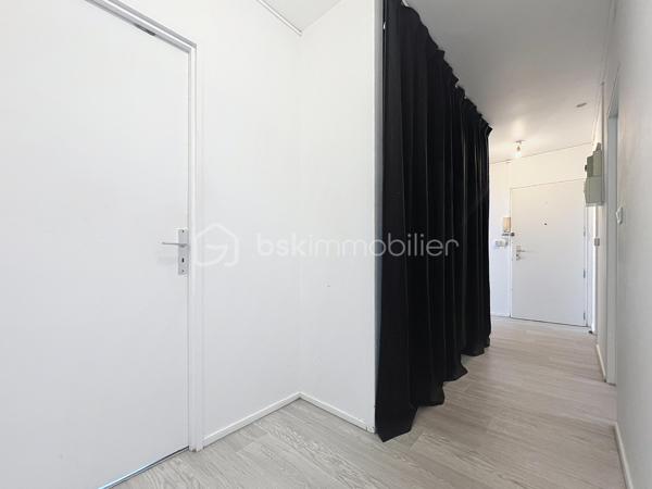 **BSK Immobilier** vous propose ce magnifique appartement 3 pièces entièrement rénové, situé au sein d’une résidence calme, idéalement placée, avec une vue imprenable sur la Seine.
D’une surface de 62,50 m², ce bien vous séduira dès l’entrée par un couloir fonctionnel équipé d’un grand dressing, parfait pour organiser manteaux et chaussures. Vous découvrirez ensuite un salon-séjour lumineux, ouvrant sur un balcon où vous pourrez profiter de superbes couchers de soleil sur la Seine. La cuisine moderne, aménagée et équipée allie parfaitement praticité et fonctionnalité.
L’espace nuit se compose de deux belles chambres, également orientées vers la Seine, offrant calme et luminosité, ainsi que d’une salle de bains spacieuse, entièrement rénovée.
L’appartement est situé au 4ᵉ étage d’une résidence sans ascenseur, ce qui lui permet de bénéficier d’une belle luminosité et d’une vue dégagée.
Les + du bien :
Aucun vis à vis, vue sur la Seine, appartement entièrement refait à neuf, cave privative, place de parking extérieure et stationnements visiteurs disponibles.
Emplacement privilégié : à proximité immédiate des commerces (pharmacie, boulangerie, supérette), des écoles et des transports (bus et RER D), facilitant votre quotidien. Les quais de Seine, au pied de la résidence, sont parfaits pour vos promenades, activités sportives ou moments de détente.
Un bien coup de cœur, idéal pour une résidence principale ou un investissement.
Contactez-moi dès maintenant pour organiser une visite et découvrir tout le potentiel de cet appartement !