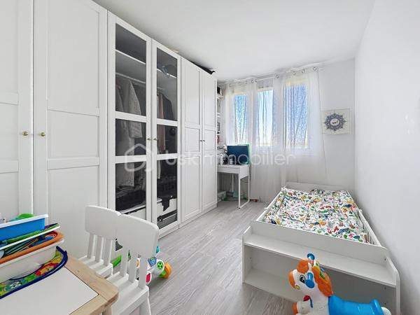 **BSK Immobilier** vous propose ce magnifique appartement 3 pièces entièrement rénové, situé au sein d’une résidence calme, idéalement placée, avec une vue imprenable sur la Seine.
D’une surface de 62,50 m², ce bien vous séduira dès l’entrée par un couloir fonctionnel équipé d’un grand dressing, parfait pour organiser manteaux et chaussures. Vous découvrirez ensuite un salon-séjour lumineux, ouvrant sur un balcon où vous pourrez profiter de superbes couchers de soleil sur la Seine. La cuisine moderne, aménagée et équipée allie parfaitement praticité et fonctionnalité.
L’espace nuit se compose de deux belles chambres, également orientées vers la Seine, offrant calme et luminosité, ainsi que d’une salle de bains spacieuse, entièrement rénovée.
L’appartement est situé au 4ᵉ étage d’une résidence sans ascenseur, ce qui lui permet de bénéficier d’une belle luminosité et d’une vue dégagée.
Les + du bien :
Aucun vis à vis, vue sur la Seine, appartement entièrement refait à neuf, cave privative, place de parking extérieure et stationnements visiteurs disponibles.
Emplacement privilégié : à proximité immédiate des commerces (pharmacie, boulangerie, supérette), des écoles et des transports (bus et RER D), facilitant votre quotidien. Les quais de Seine, au pied de la résidence, sont parfaits pour vos promenades, activités sportives ou moments de détente.
Un bien coup de cœur, idéal pour une résidence principale ou un investissement.
Contactez-moi dès maintenant pour organiser une visite et découvrir tout le potentiel de cet appartement !