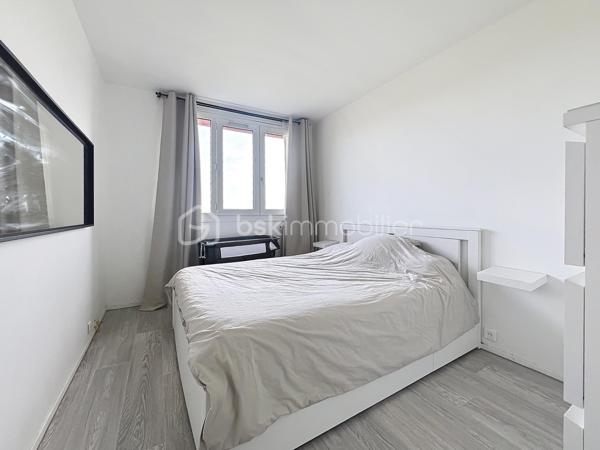 **BSK Immobilier** vous propose ce magnifique appartement 3 pièces entièrement rénové, situé au sein d’une résidence calme, idéalement placée, avec une vue imprenable sur la Seine.
D’une surface de 62,50 m², ce bien vous séduira dès l’entrée par un couloir fonctionnel équipé d’un grand dressing, parfait pour organiser manteaux et chaussures. Vous découvrirez ensuite un salon-séjour lumineux, ouvrant sur un balcon où vous pourrez profiter de superbes couchers de soleil sur la Seine. La cuisine moderne, aménagée et équipée allie parfaitement praticité et fonctionnalité.
L’espace nuit se compose de deux belles chambres, également orientées vers la Seine, offrant calme et luminosité, ainsi que d’une salle de bains spacieuse, entièrement rénovée.
L’appartement est situé au 4ᵉ étage d’une résidence sans ascenseur, ce qui lui permet de bénéficier d’une belle luminosité et d’une vue dégagée.
Les + du bien :
Aucun vis à vis, vue sur la Seine, appartement entièrement refait à neuf, cave privative, place de parking extérieure et stationnements visiteurs disponibles.
Emplacement privilégié : à proximité immédiate des commerces (pharmacie, boulangerie, supérette), des écoles et des transports (bus et RER D), facilitant votre quotidien. Les quais de Seine, au pied de la résidence, sont parfaits pour vos promenades, activités sportives ou moments de détente.
Un bien coup de cœur, idéal pour une résidence principale ou un investissement.
Contactez-moi dès maintenant pour organiser une visite et découvrir tout le potentiel de cet appartement !