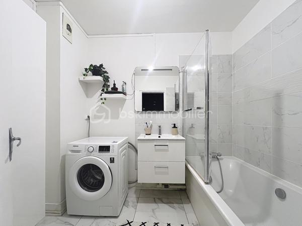 **BSK Immobilier** vous propose ce magnifique appartement 3 pièces entièrement rénové, situé au sein d’une résidence calme, idéalement placée, avec une vue imprenable sur la Seine.
D’une surface de 62,50 m², ce bien vous séduira dès l’entrée par un couloir fonctionnel équipé d’un grand dressing, parfait pour organiser manteaux et chaussures. Vous découvrirez ensuite un salon-séjour lumineux, ouvrant sur un balcon où vous pourrez profiter de superbes couchers de soleil sur la Seine. La cuisine moderne, aménagée et équipée allie parfaitement praticité et fonctionnalité.
L’espace nuit se compose de deux belles chambres, également orientées vers la Seine, offrant calme et luminosité, ainsi que d’une salle de bains spacieuse, entièrement rénovée.
L’appartement est situé au 4ᵉ étage d’une résidence sans ascenseur, ce qui lui permet de bénéficier d’une belle luminosité et d’une vue dégagée.
Les + du bien :
Aucun vis à vis, vue sur la Seine, appartement entièrement refait à neuf, cave privative, place de parking extérieure et stationnements visiteurs disponibles.
Emplacement privilégié : à proximité immédiate des commerces (pharmacie, boulangerie, supérette), des écoles et des transports (bus et RER D), facilitant votre quotidien. Les quais de Seine, au pied de la résidence, sont parfaits pour vos promenades, activités sportives ou moments de détente.
Un bien coup de cœur, idéal pour une résidence principale ou un investissement.
Contactez-moi dès maintenant pour organiser une visite et découvrir tout le potentiel de cet appartement !