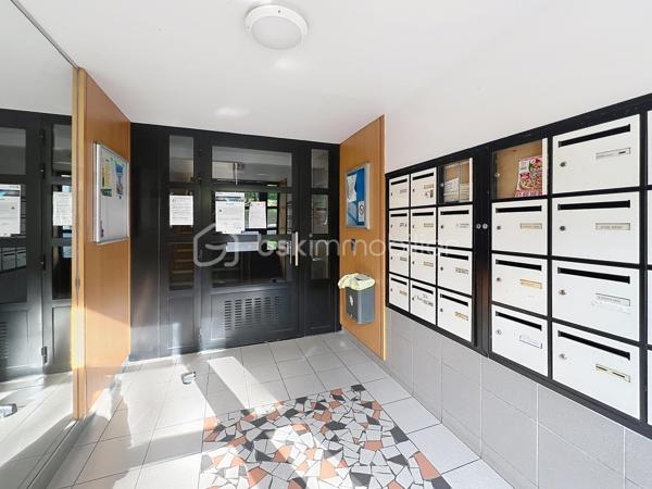 **BSK Immobilier** vous propose ce magnifique appartement 3 pièces entièrement rénové, situé au sein d’une résidence calme, idéalement placée, avec une vue imprenable sur la Seine.
D’une surface de 62,50 m², ce bien vous séduira dès l’entrée par un couloir fonctionnel équipé d’un grand dressing, parfait pour organiser manteaux et chaussures. Vous découvrirez ensuite un salon-séjour lumineux, ouvrant sur un balcon où vous pourrez profiter de superbes couchers de soleil sur la Seine. La cuisine moderne, aménagée et équipée allie parfaitement praticité et fonctionnalité.
L’espace nuit se compose de deux belles chambres, également orientées vers la Seine, offrant calme et luminosité, ainsi que d’une salle de bains spacieuse, entièrement rénovée.
L’appartement est situé au 4ᵉ étage d’une résidence sans ascenseur, ce qui lui permet de bénéficier d’une belle luminosité et d’une vue dégagée.
Les + du bien :
Aucun vis à vis, vue sur la Seine, appartement entièrement refait à neuf, cave privative, place de parking extérieure et stationnements visiteurs disponibles.
Emplacement privilégié : à proximité immédiate des commerces (pharmacie, boulangerie, supérette), des écoles et des transports (bus et RER D), facilitant votre quotidien. Les quais de Seine, au pied de la résidence, sont parfaits pour vos promenades, activités sportives ou moments de détente.
Un bien coup de cœur, idéal pour une résidence principale ou un investissement.
Contactez-moi dès maintenant pour organiser une visite et découvrir tout le potentiel de cet appartement !