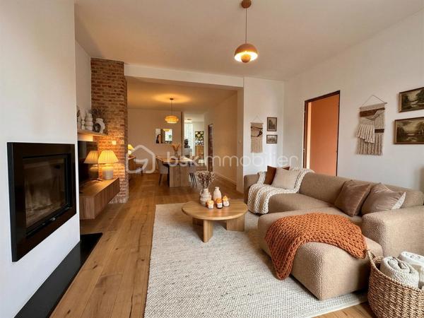 À proximité des commerces, du centre-ville et des écoles, dans un environnement calme et agréable, venez découvrir cette belle maison idéale pour une famille.
Édifiée sur un terrain de 210 m² entièrement clôturé de murs, elle offre au rez-de-chaussée une belle pièce de vie lumineuse d’environ 30 m², une cuisine équipée indépendante ainsi qu’une salle de bain comprenant baignoire et douche.
À l’étage, un palier dessert trois chambres. Vous bénéficierez également d’un grenier aménageable offrant un beau potentiel supplémentaire.

À l’extérieur, profitez d’un agréable terrain clos avec dépendance. Un accès à proximité permet également de profiter de belles balades pédestres. Maison bénéficiant d’un bon classement énergétique : DPE C.