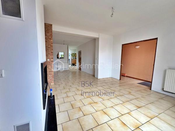 À proximité des commerces, du centre-ville et des écoles, dans un environnement calme et agréable, venez découvrir cette belle maison idéale pour une famille.
Édifiée sur un terrain de 210 m² entièrement clôturé de murs, elle offre au rez-de-chaussée une belle pièce de vie lumineuse d’environ 30 m², une cuisine équipée indépendante ainsi qu’une salle de bain comprenant baignoire et douche.
À l’étage, un palier dessert trois chambres. Vous bénéficierez également d’un grenier aménageable offrant un beau potentiel supplémentaire.

À l’extérieur, profitez d’un agréable terrain clos avec dépendance. Un accès à proximité permet également de profiter de belles balades pédestres. Maison bénéficiant d’un bon classement énergétique : DPE C.