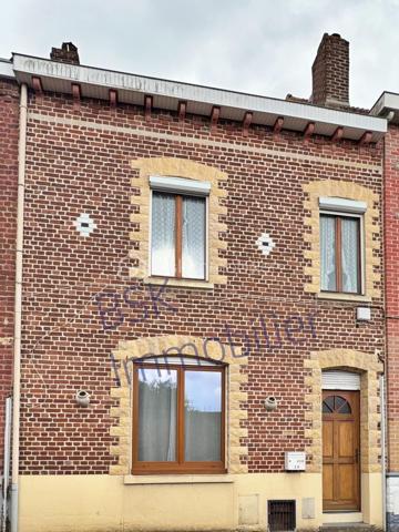 À proximité des commerces, du centre-ville et des écoles, dans un environnement calme et agréable, venez découvrir cette belle maison idéale pour une famille.
Édifiée sur un terrain de 210 m² entièrement clôturé de murs, elle offre au rez-de-chaussée une belle pièce de vie lumineuse d’environ 30 m², une cuisine équipée indépendante ainsi qu’une salle de bain comprenant baignoire et douche.
À l’étage, un palier dessert trois chambres. Vous bénéficierez également d’un grenier aménageable offrant un beau potentiel supplémentaire.

À l’extérieur, profitez d’un agréable terrain clos avec dépendance. Un accès à proximité permet également de profiter de belles balades pédestres. Maison bénéficiant d’un bon classement énergétique : DPE C.