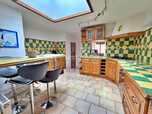 À proximité des commerces, du centre-ville et des écoles, dans un environnement calme et agréable, venez découvrir cette belle maison idéale pour une famille.
Édifiée sur un terrain de 210 m² entièrement clôturé de murs, elle offre au rez-de-chaussée une belle pièce de vie lumineuse d’environ 30 m², une cuisine équipée indépendante ainsi qu’une salle de bain comprenant baignoire et douche.
À l’étage, un palier dessert trois chambres. Vous bénéficierez également d’un grenier aménageable offrant un beau potentiel supplémentaire.

À l’extérieur, profitez d’un agréable terrain clos avec dépendance. Un accès à proximité permet également de profiter de belles balades pédestres. Maison bénéficiant d’un bon classement énergétique : DPE C.