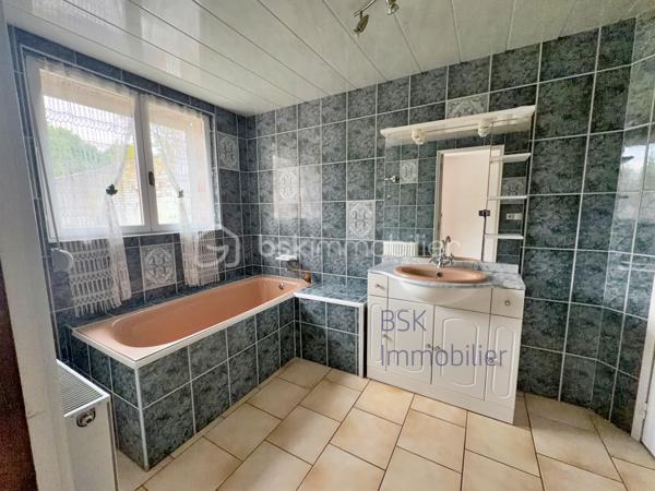 À proximité des commerces, du centre-ville et des écoles, dans un environnement calme et agréable, venez découvrir cette belle maison idéale pour une famille.
Édifiée sur un terrain de 210 m² entièrement clôturé de murs, elle offre au rez-de-chaussée une belle pièce de vie lumineuse d’environ 30 m², une cuisine équipée indépendante ainsi qu’une salle de bain comprenant baignoire et douche.
À l’étage, un palier dessert trois chambres. Vous bénéficierez également d’un grenier aménageable offrant un beau potentiel supplémentaire.

À l’extérieur, profitez d’un agréable terrain clos avec dépendance. Un accès à proximité permet également de profiter de belles balades pédestres. Maison bénéficiant d’un bon classement énergétique : DPE C.