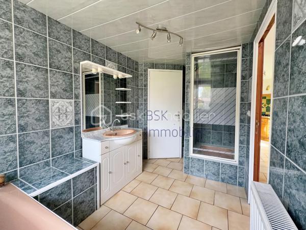 À proximité des commerces, du centre-ville et des écoles, dans un environnement calme et agréable, venez découvrir cette belle maison idéale pour une famille.
Édifiée sur un terrain de 210 m² entièrement clôturé de murs, elle offre au rez-de-chaussée une belle pièce de vie lumineuse d’environ 30 m², une cuisine équipée indépendante ainsi qu’une salle de bain comprenant baignoire et douche.
À l’étage, un palier dessert trois chambres. Vous bénéficierez également d’un grenier aménageable offrant un beau potentiel supplémentaire.

À l’extérieur, profitez d’un agréable terrain clos avec dépendance. Un accès à proximité permet également de profiter de belles balades pédestres. Maison bénéficiant d’un bon classement énergétique : DPE C.