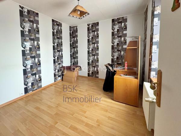 À proximité des commerces, du centre-ville et des écoles, dans un environnement calme et agréable, venez découvrir cette belle maison idéale pour une famille.
Édifiée sur un terrain de 210 m² entièrement clôturé de murs, elle offre au rez-de-chaussée une belle pièce de vie lumineuse d’environ 30 m², une cuisine équipée indépendante ainsi qu’une salle de bain comprenant baignoire et douche.
À l’étage, un palier dessert trois chambres. Vous bénéficierez également d’un grenier aménageable offrant un beau potentiel supplémentaire.

À l’extérieur, profitez d’un agréable terrain clos avec dépendance. Un accès à proximité permet également de profiter de belles balades pédestres. Maison bénéficiant d’un bon classement énergétique : DPE C.