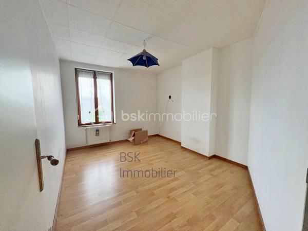À proximité des commerces, du centre-ville et des écoles, dans un environnement calme et agréable, venez découvrir cette belle maison idéale pour une famille.
Édifiée sur un terrain de 210 m² entièrement clôturé de murs, elle offre au rez-de-chaussée une belle pièce de vie lumineuse d’environ 30 m², une cuisine équipée indépendante ainsi qu’une salle de bain comprenant baignoire et douche.
À l’étage, un palier dessert trois chambres. Vous bénéficierez également d’un grenier aménageable offrant un beau potentiel supplémentaire.

À l’extérieur, profitez d’un agréable terrain clos avec dépendance. Un accès à proximité permet également de profiter de belles balades pédestres. Maison bénéficiant d’un bon classement énergétique : DPE C.