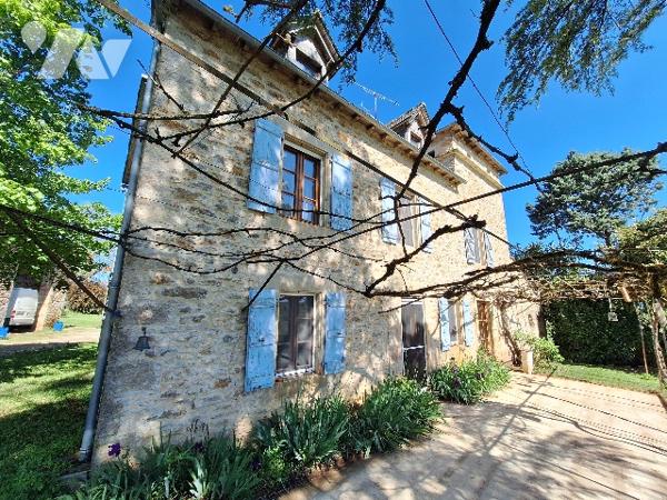 Ensemble immobilier à Savignac, maison en pierres rénovée et bâtiments annexes sur grand terrain