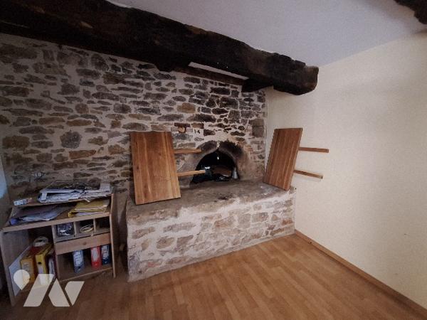 Ensemble immobilier à Savignac, maison en pierres rénovée et bâtiments annexes sur grand terrain