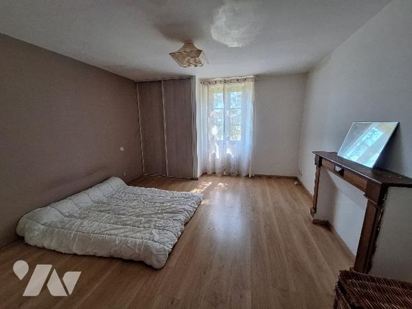 Ensemble immobilier à Savignac, maison en pierres rénovée et bâtiments annexes sur grand terrain