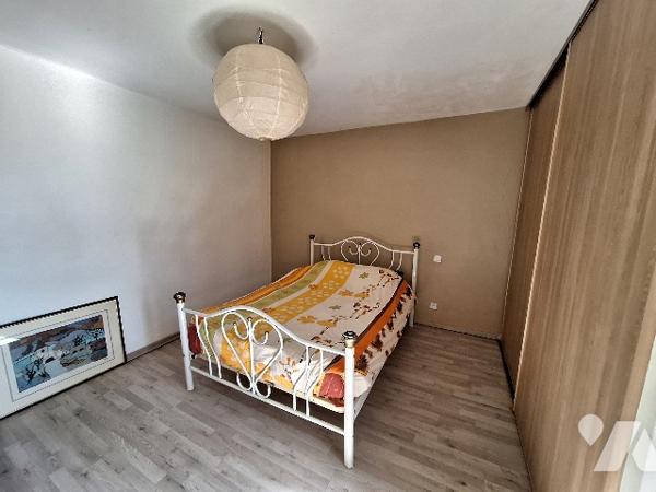 Ensemble immobilier à Savignac, maison en pierres rénovée et bâtiments annexes sur grand terrain