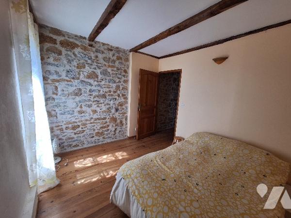 Ensemble immobilier à Savignac, maison en pierres rénovée et bâtiments annexes sur grand terrain