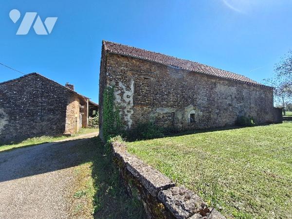 Ensemble immobilier à Savignac, maison en pierres rénovée et bâtiments annexes sur grand terrain