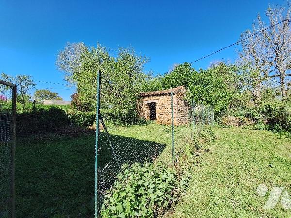 Ensemble immobilier à Savignac, maison en pierres rénovée et bâtiments annexes sur grand terrain