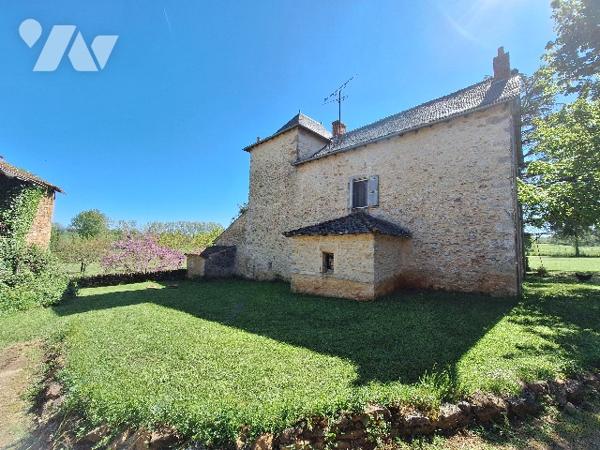 Ensemble immobilier à Savignac, maison en pierres rénovée et bâtiments annexes sur grand terrain